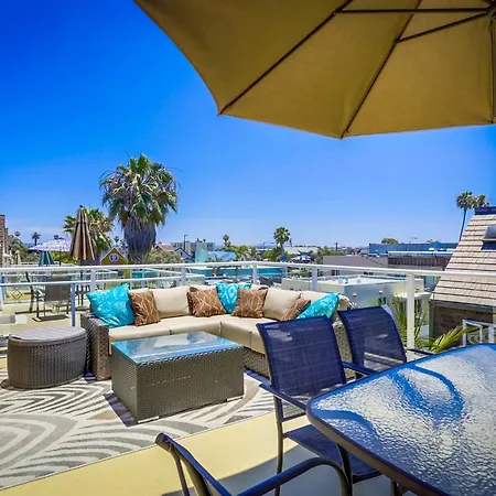 B5383 Nautical Beach House 2